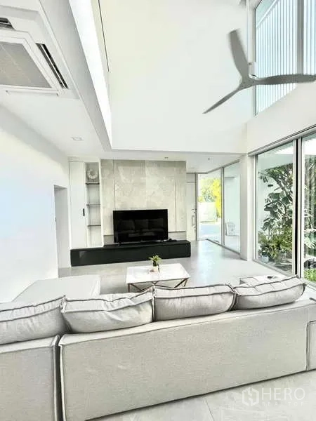 独立式住宅 出租或出售在Bang Phli, Samut Prakan - 挑高客厅，转角沙发与电视背景墙。