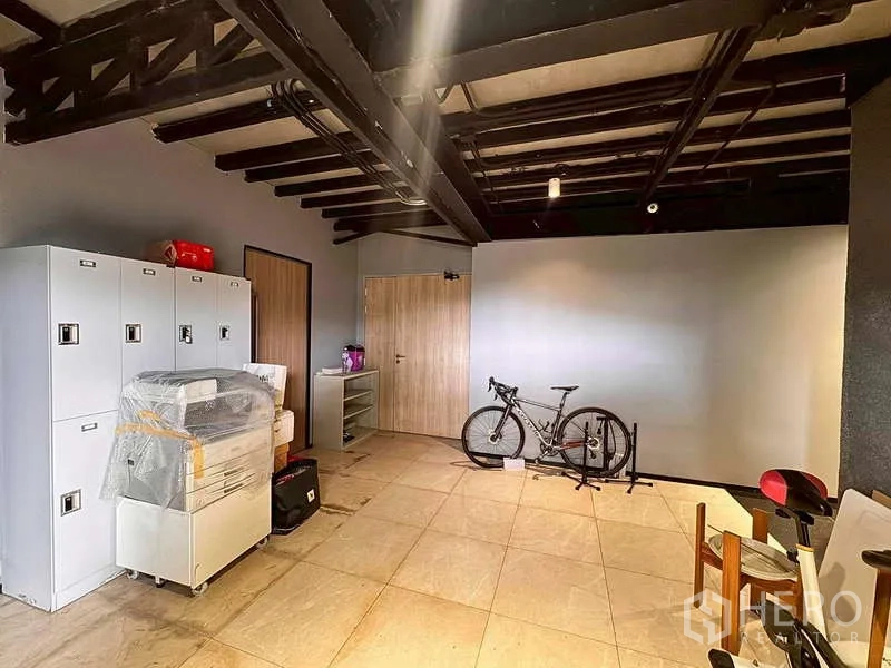 คลังสินค้า ให้เช่าในPrawet, Bangkok - ห้องเก็บของพร้อมตู้ล็อกเกอร์ โครงเหล็ก และพื้นกระเบื้อง