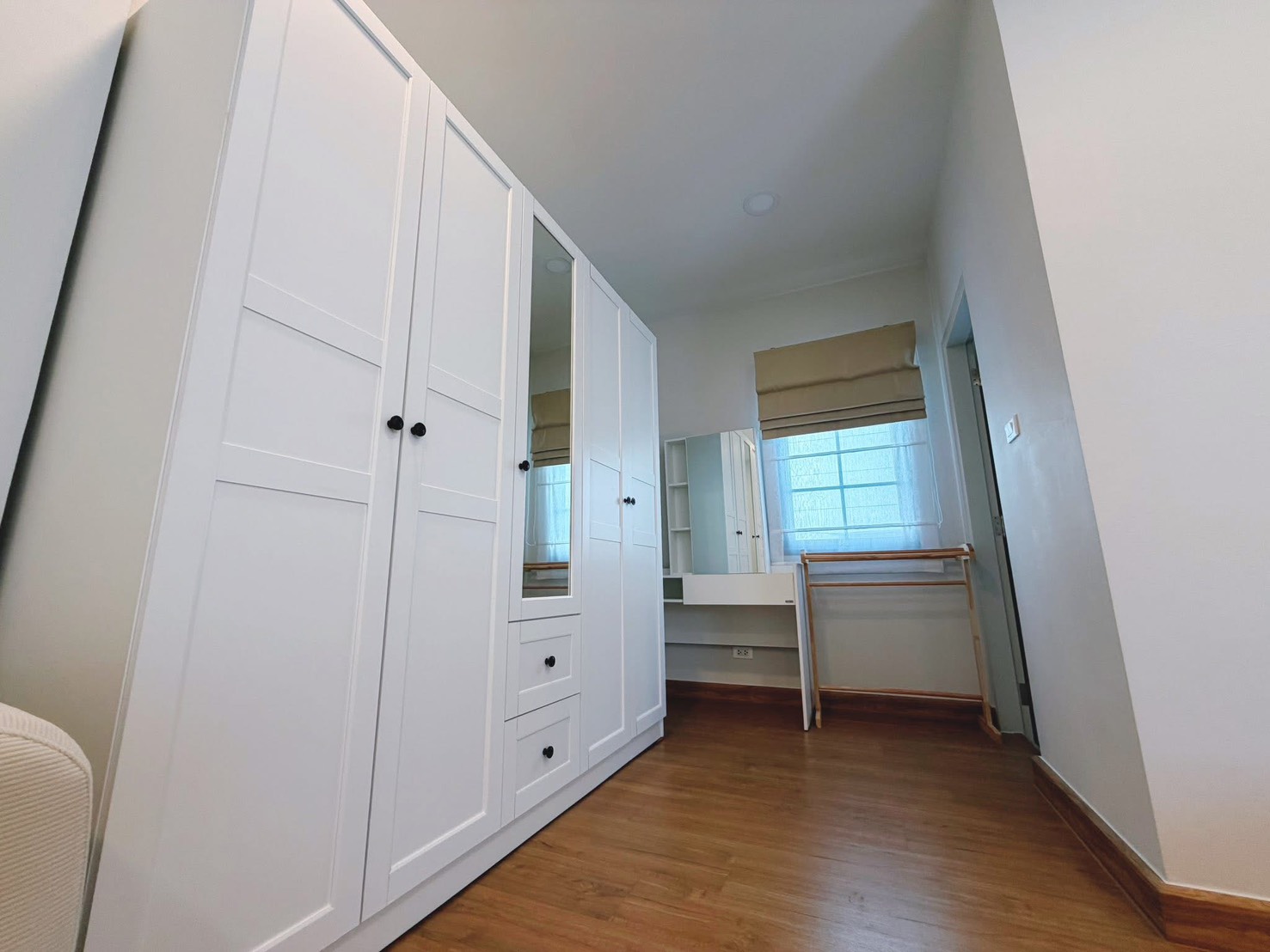 独立式住宅 出租在Bang Phli, Samut Prakan - 步入式衣帽间，高柜、梳妆台与百叶窗。