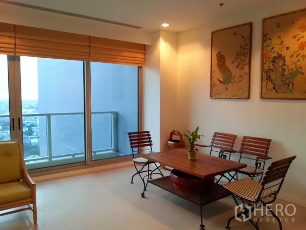 คอนโด ขายในKhlong San, Bangkok - มุมรับประทานอาหาร โต๊ะไม้และเก้าอี้ ข้างประตูกระจกสู่ระเบียง มองเห็นตึกสูง