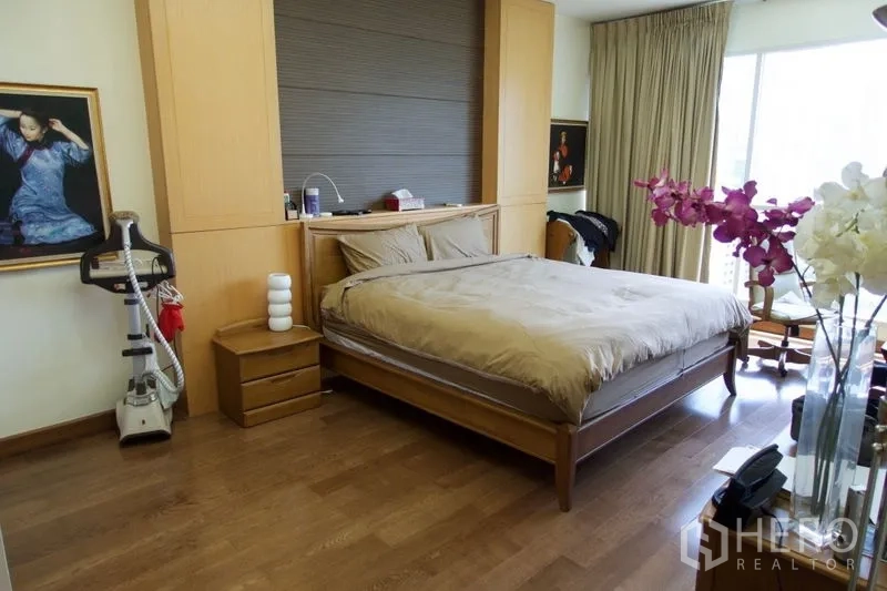 คอนโด ขายในPathum Wan, Bangkok - ห้องนอนกว้าง เตียงคิงไซส์ เฟอร์นิเจอร์ไม้ และหน้าต่างเต็มบาน