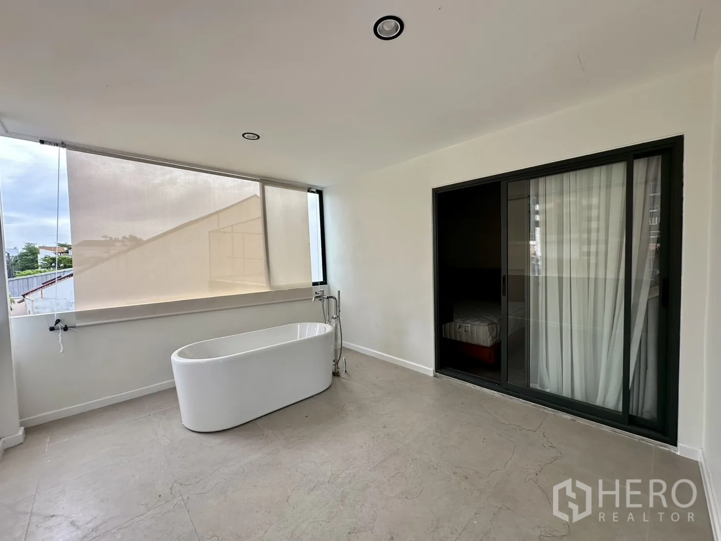 สำนักงานที่บ้าน ให้เช่าในPhra Khanong, Bangkok - มุมมองเทอเรซ แสดงอ่างอาบน้ำและประตูกระจกเข้าห้องนอน