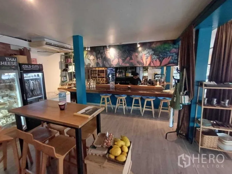 พื้นที่ขายปลีก ให้เช่าในWatthana, Bangkok - ภายในร้านค้าปลีกสไตล์คาเฟ่ มีโต๊ะไม้ เคาน์เตอร์บาร์ ตู้แช่กระจก และชั้นวางของ