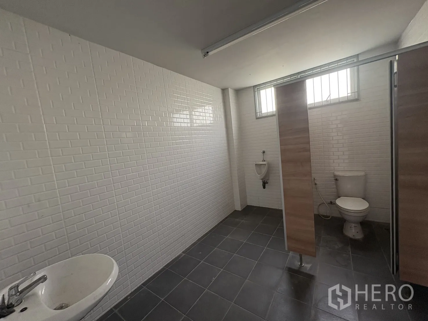 货栈 出租在Ban Phaeo, Samut Sakhon - 整洁的卫生间，设有隔间、马桶、小便池与洗手盆。