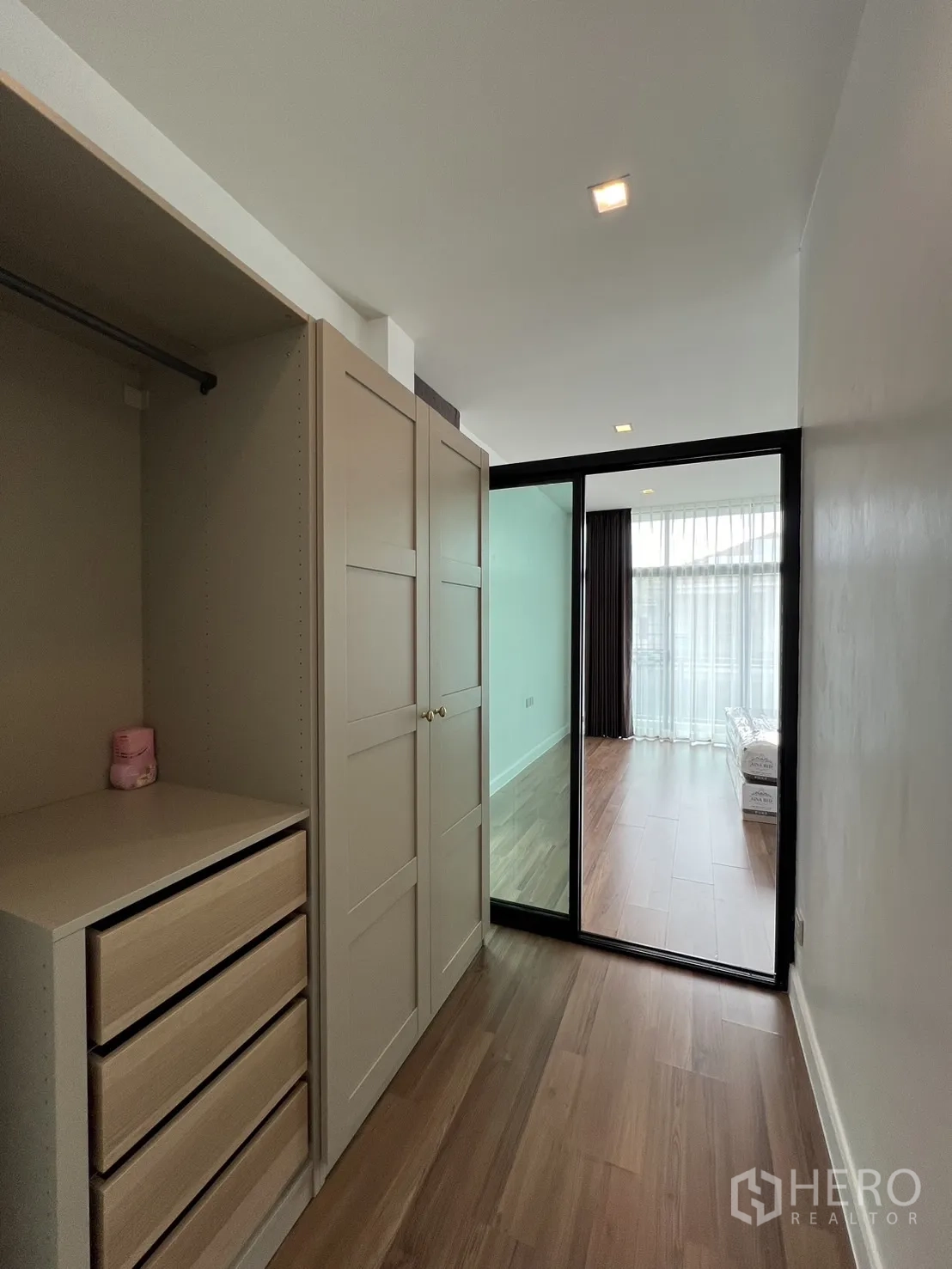 独立式住宅 出租在Bang Kapi, Bangkok - 步入式衣帽间，推拉玻璃门面向卧室。