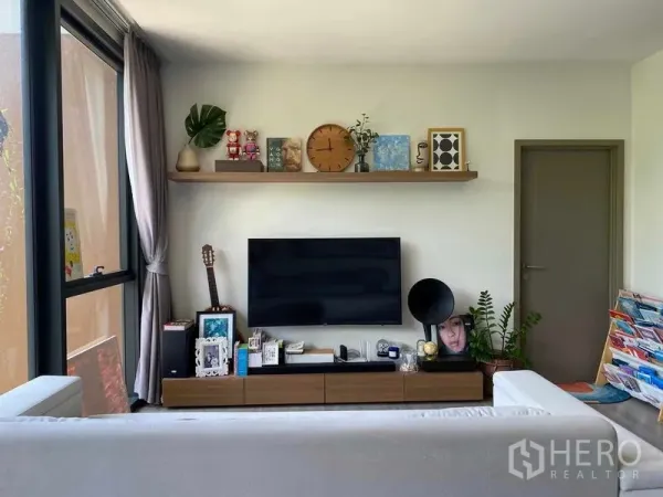 คอนโด ขายในWatthana, Bangkok - ห้องนั่งเล่นสว่างที่ Mori Haus มีหน้าต่างบานใหญ่ ทีวีติดผนัง ชั้นลอยและตู้ทีวีพร้อมต้นไม้ตกแต่ง