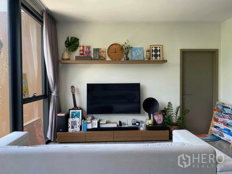 คอนโด ขายในWatthana, Bangkok - ห้องนั่งเล่นสว่างที่ Mori Haus มีหน้าต่างบานใหญ่ ทีวีติดผนัง ชั้นลอยและตู้ทีวีพร้อมต้นไม้ตกแต่ง