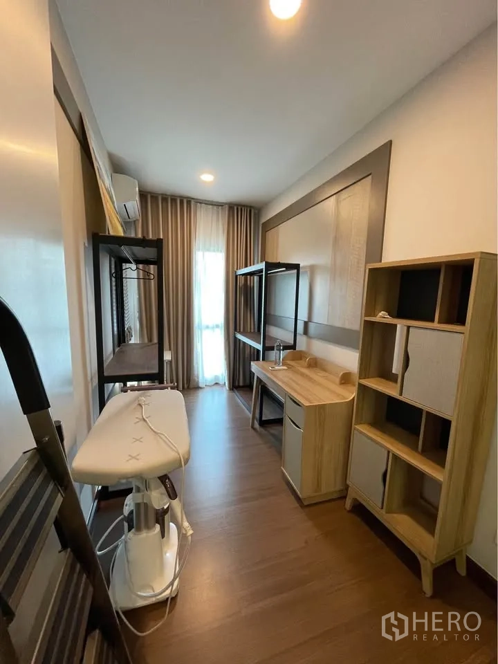 บ้านเดี่ยว for rent or sale in Bang Phli, Samut Prakan - ห้องเอนกประสงค์ขนาดกะทัดรัดพร้อมชั้นวางและอุปกรณ์รีดผ้า