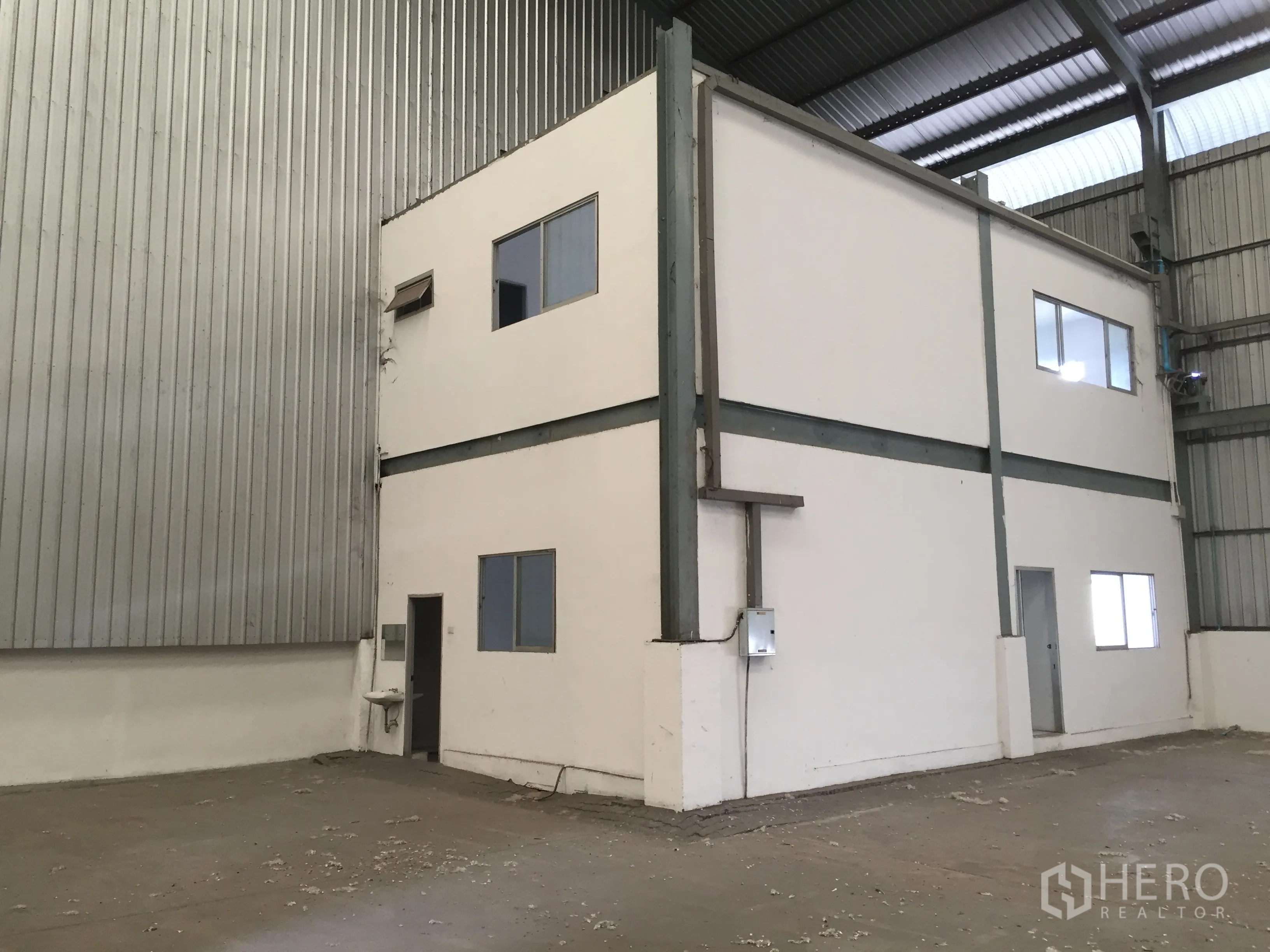 工厂 出租在Khlong Luang, Pathum Thani - 厂房内的两层独立办公室结构。