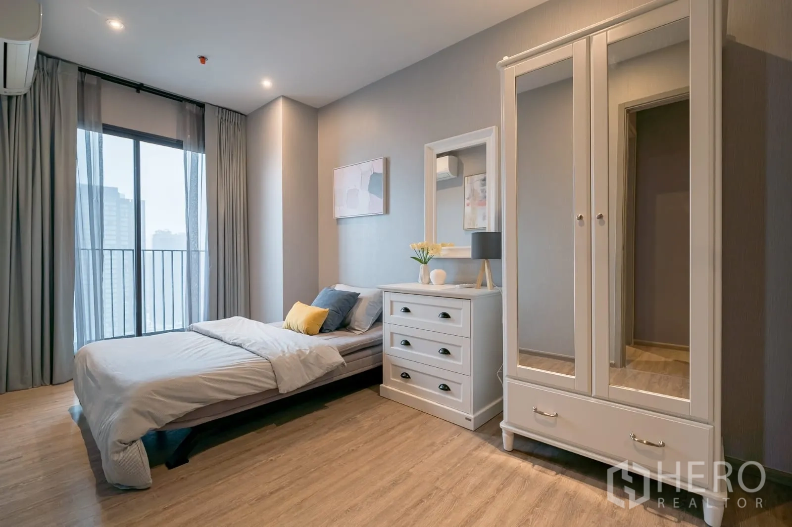 คอนโด ให้เช่าในKhlong Toei, Bangkok - ห้องนอนแขกกว้าง ตู้เสื้อผ้าและประตูสไลด์ออกระเบียง