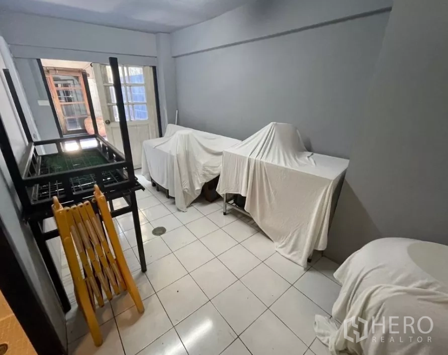 อาคารพาณิชย์ ให้เช่าในWatthana, Bangkok - ห้องทำงานด้านหลัง มีประตูออกสู่โซนบริการและเคาน์เตอร์คลุมผ้า