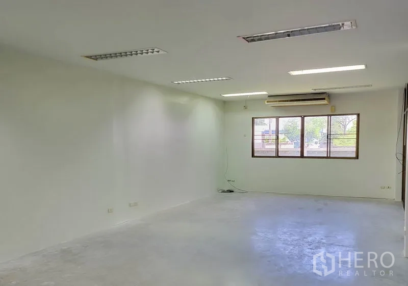 货栈 出租在Sam Phran, Nakhon Pathom - 带窗开放式办公室，壁挂空调与顶灯