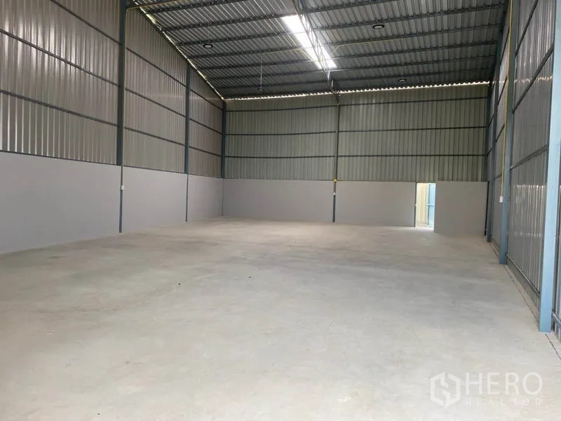 คลังสินค้า ให้เช่าในBang Yai, Nonthaburi - พื้นที่เก็บของ 200 ตร.ม. ภายในโล่ง แสงสว่างดี ผนังเหล็ก พื้นคอนกรีตเรียบ
