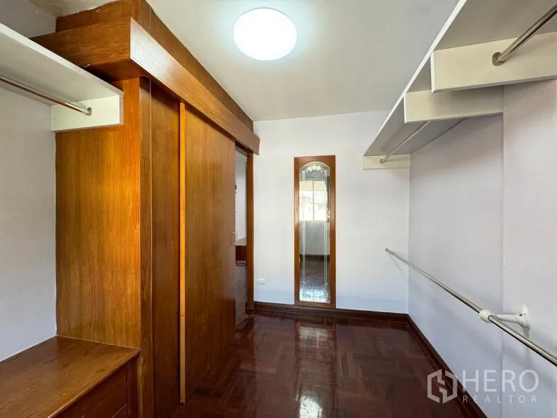 ทาวน์เฮาส์ ให้เช่าหรือขายในSuan Luang, Bangkok - โถงแต่งตัวมีตู้เสื้อผ้าไม้ ชั้นวาง และกระจกเต็มตัว