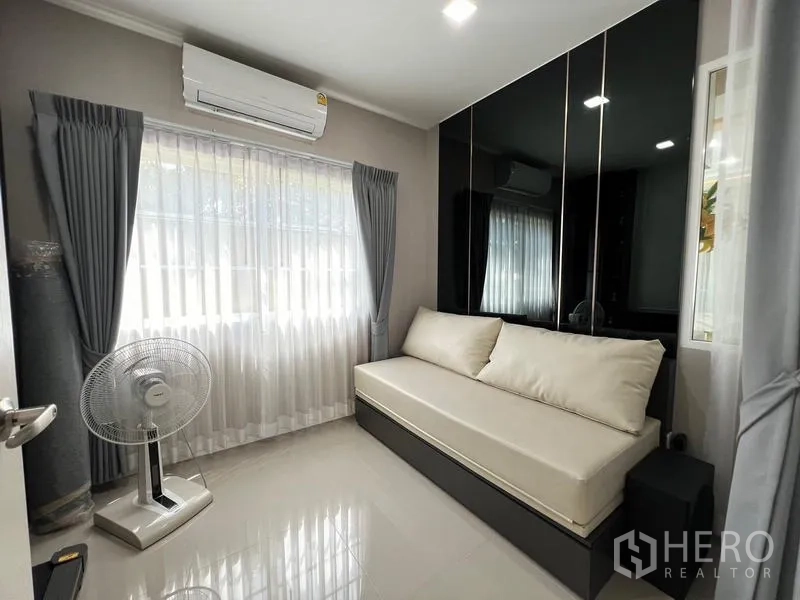 Detached House for rent or sale - Compact guest room or study with sofa bed and air-conditioning.