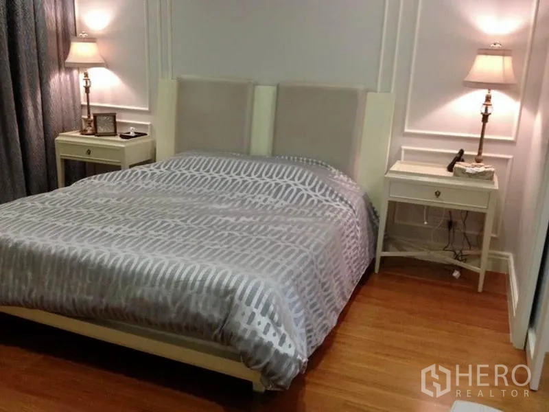 คอนโด ให้เช่าหรือขายในKhlong Toei, Bangkok - ห้องนอนอบอุ่นเตียงคู่ โต๊ะข้างเตียง และโคมไฟแสงนวล