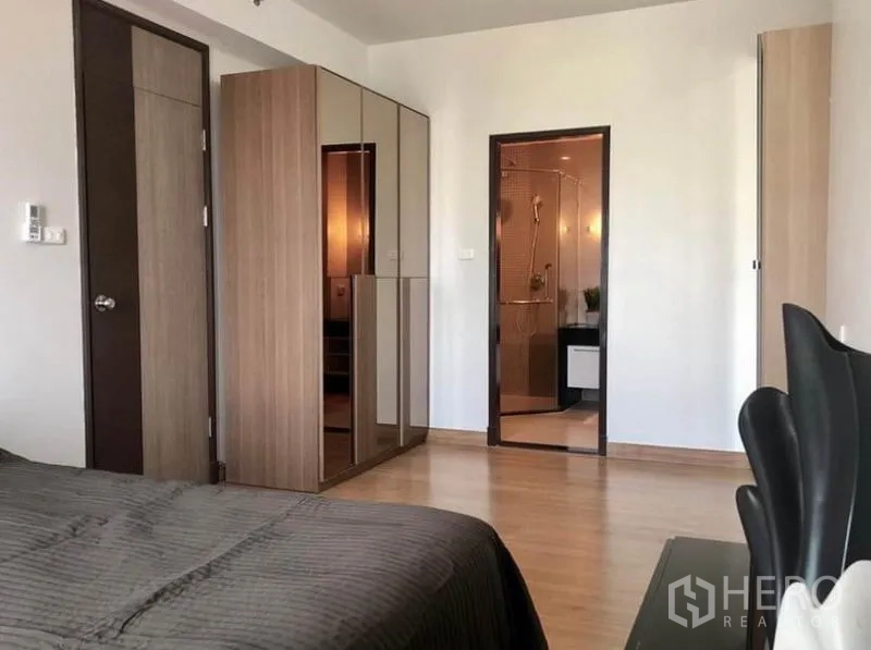 คอนโด ให้เช่าในBangkok - ห้องนอนหลักพร้อมตู้เสื้อผ้าและห้องน้ำในตัวพร้อมตู้อาบน้ำกระจก