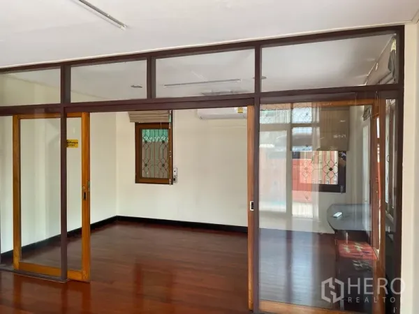 บ้าน ให้เช่าในKhlong Toei, Bangkok - ห้องอเนกประสงค์กั้นกระจก ประตูบานเลื่อนกรอบไม้ พื้นไม้เงา