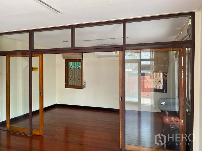 บ้าน ให้เช่าในKhlong Toei, Bangkok - ห้องอเนกประสงค์กั้นกระจก ประตูบานเลื่อนกรอบไม้ พื้นไม้เงา