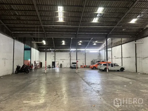 货栈 出租在Khan Na Yao, Bangkok - 开放式仓库地面，挑高空间、白色墙面并可停放车辆。