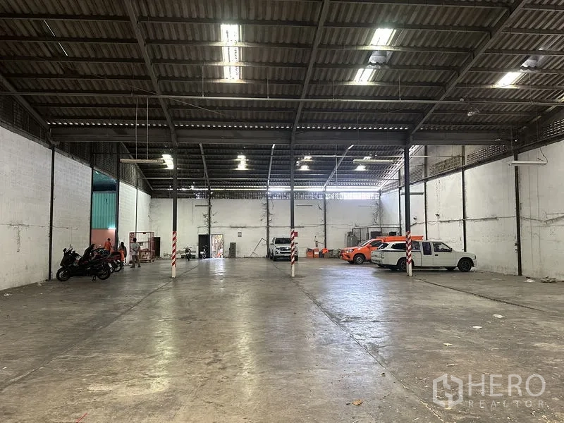 货栈 出租在Khan Na Yao, Bangkok - 开放式仓库地面，挑高空间、白色墙面并可停放车辆。
