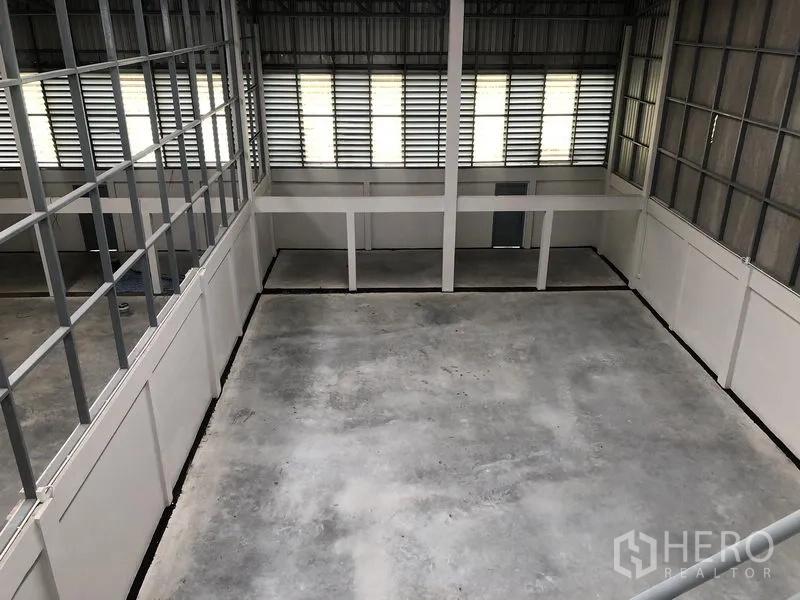 Factory for rent in Pak Kret, Nonthaburi - Top-down view of the empty warehouse floor from the mezzanine level.
