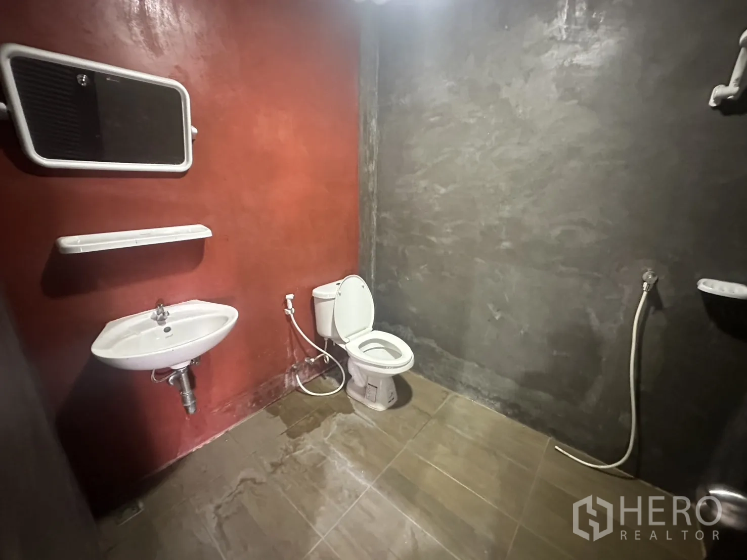 คลังสินค้า ให้เช่าในPrawet, Bangkok - ห้องน้ำเรียบง่าย พร้อมโถสุขภัณฑ์ อ่างล้างหน้า กระจก และสายฉีดชำระ ผนังปูนเปลือย.