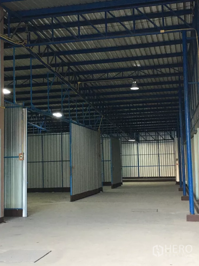 คลังสินค้า ให้เช่าในBueng Kum, Bangkok - ภายในโกดังเพดานสูง โครงถักเหล็ก ไฟแขวน และผนังเมทัลชีท