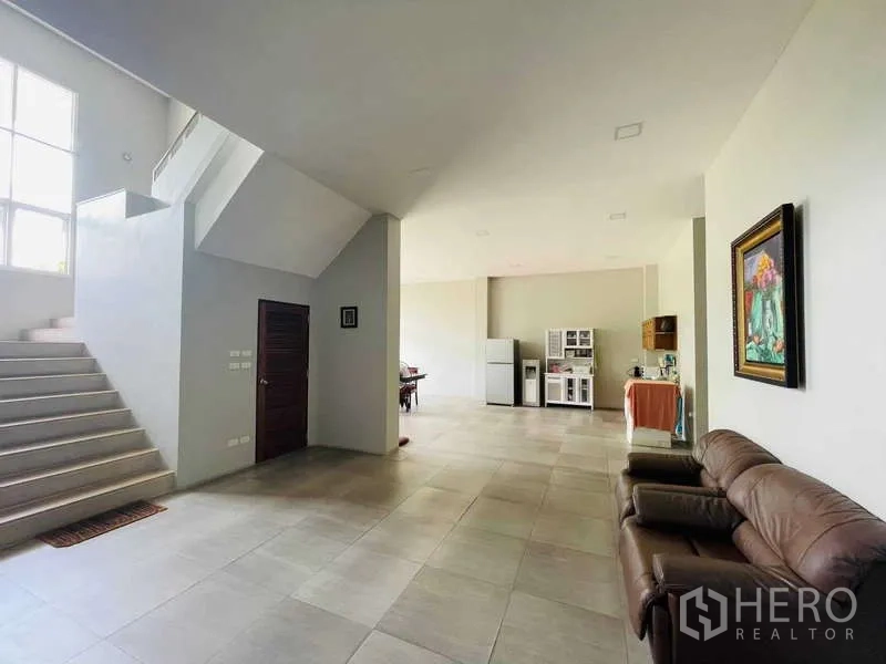 工厂 出售在Krathum Baen, Samut Sakhon - 一层大堂，楼梯、沙发与简易茶水区