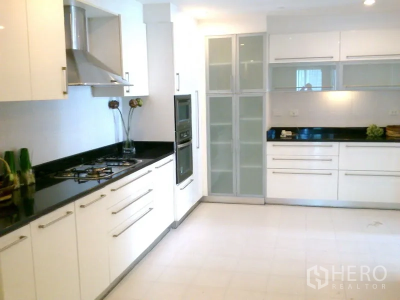 คอนโด ให้เช่าในKhlong Toei, Bangkok - ภาพรวมครัว เคาน์เตอร์คู่ ตู้บานกระจก และพื้นที่เก็บของมากมาย