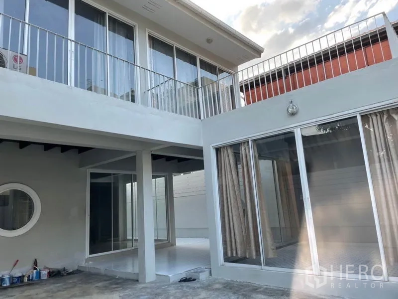 独立式住宅 出租在Huai Khwang, Bangkok - 前庭视角，落地推拉玻璃门与二层栏杆