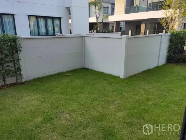 Detached House for rent in Bang Phli, Samut Prakan - Private corner garden with green lawn and high privacy walls.