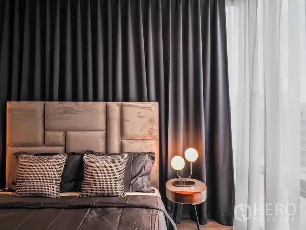 คอนโด ให้เช่าในPathum Wan, Bangkok - เตียงนอนกับหัวเตียงบุผ้า ผ้าม่านทึบและม่านโปร่งในคอนโดสไตล์โมเดิร์น