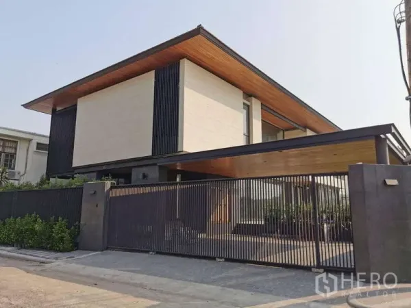 Detached House for rent in Bang Phli, Samut Prakan - Modern two-storey detached house with wood soffit and secure slatted gate in Bang Phli