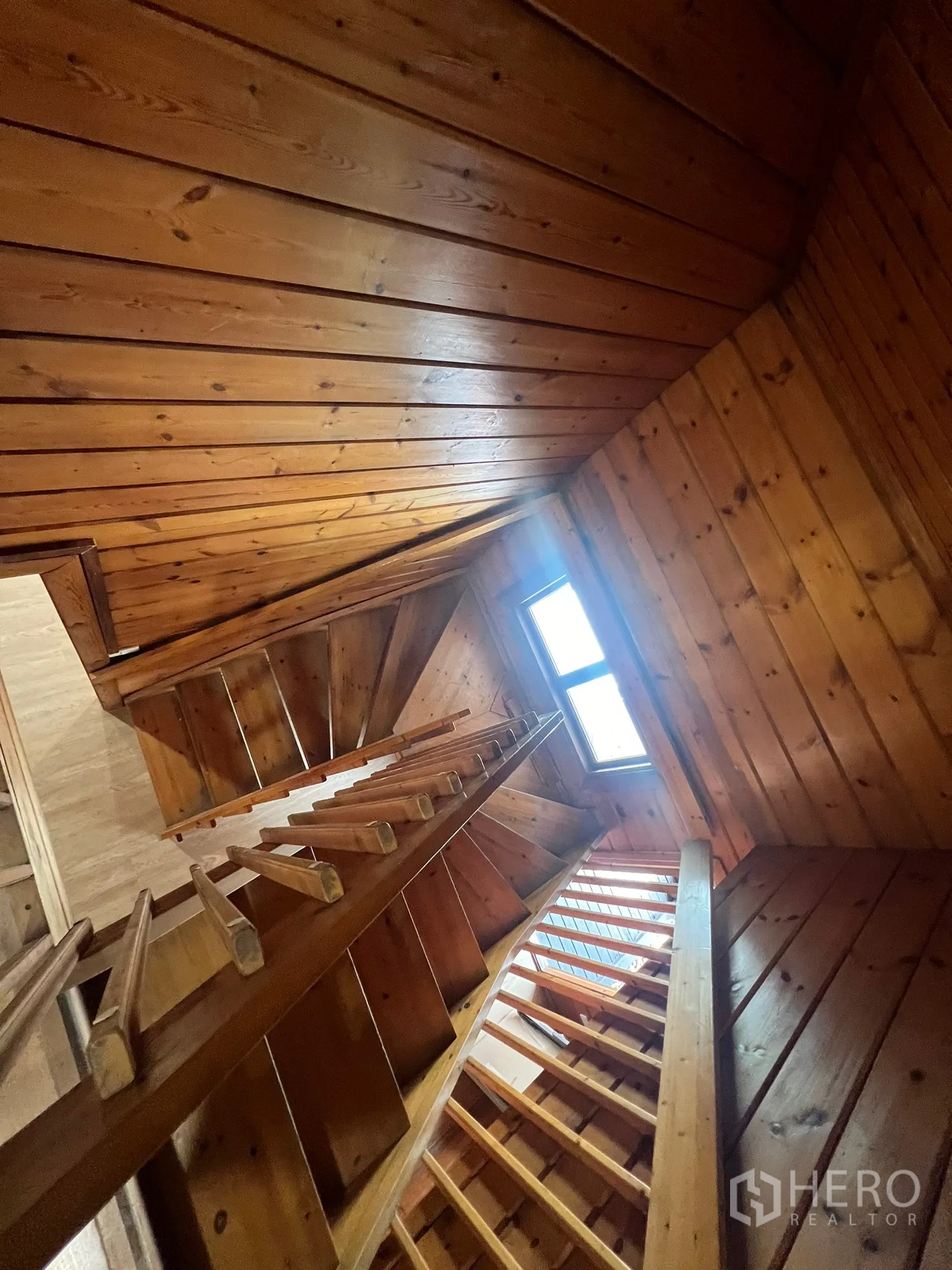 สำนักงานที่บ้าน ให้เช่าในSuan Luang, Bangkok - บันไดไม้ทอดขึ้นสู่ช่องแสงใต้เพดานไม้