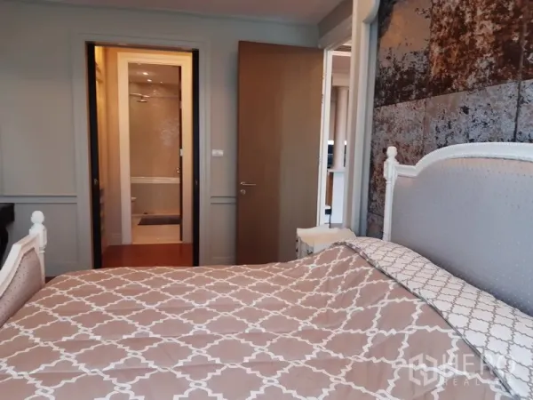 คอนโด ให้เช่าในKhlong Toei, Bangkok - ห้องนอนเชื่อมทางเข้าห้องน้ำแบบ ensuite พร้อมผนังลายเท็กซ์เจอร์