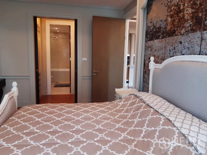 คอนโด ให้เช่าในKhlong Toei, Bangkok - ห้องนอนเชื่อมทางเข้าห้องน้ำแบบ ensuite พร้อมผนังลายเท็กซ์เจอร์