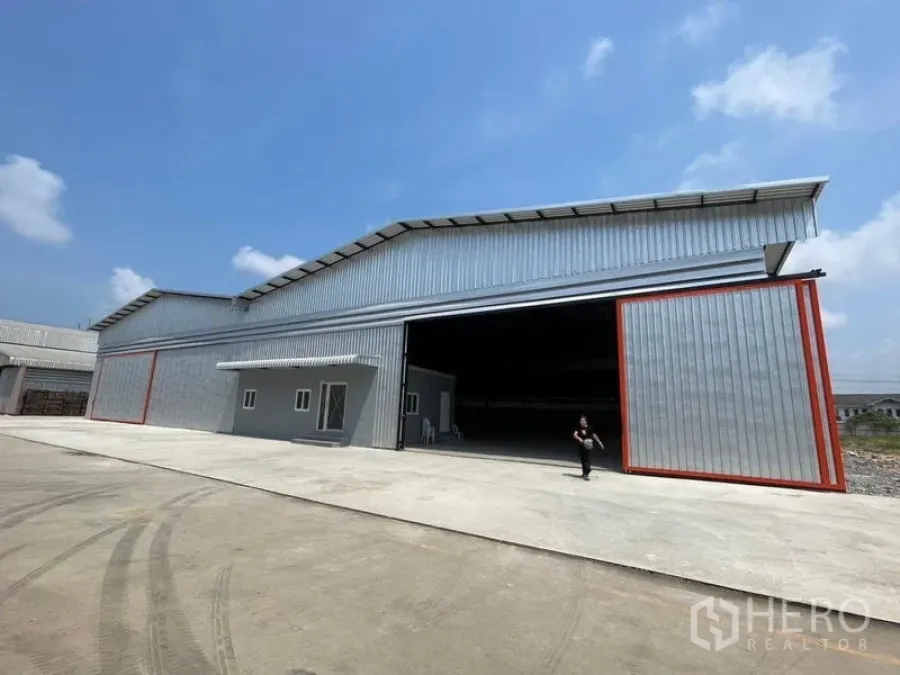 โรงงาน ให้เช่าในMueang Samut Sakhon, Samut Sakhon - อาคารโรงงานผนังเมทัลชีท ประตูสไลด์ขนาดใหญ่ พร้อมออฟฟิศย่อยและลานคอนกรีตกว้าง