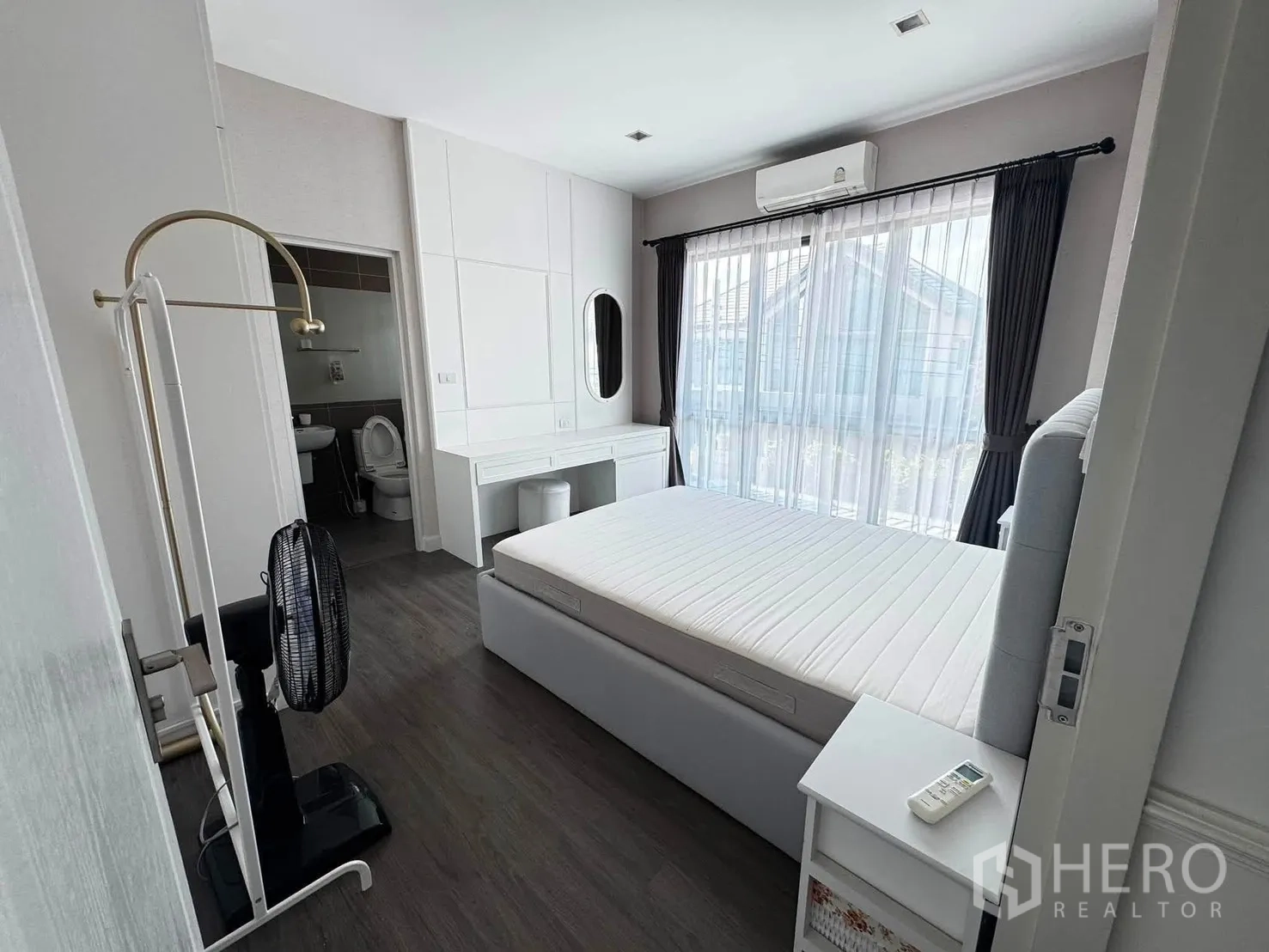独栋房屋 for rent in Saphan Sung, Bangkok - 明亮卧室带卫浴，推拉门通阳台，并装有空调。