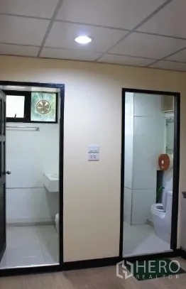 办公空间 出租在Bang Rak, Bangkok - 办公室内的私人卫生间，配备现代洁具。