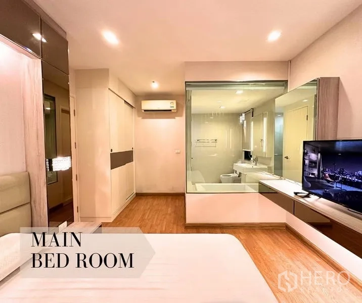 คอนโด ให้เช่าในWatthana, Bangkok - มุมห้องนอนหลักมองเห็นห้องน้ำผ่านผนังกระจกและตู้วางทีวี