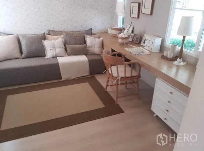 Detached House for rent in Bang Bo, Samut Prakan - Cozy study corner with long wooden worktop and daybed by the window.