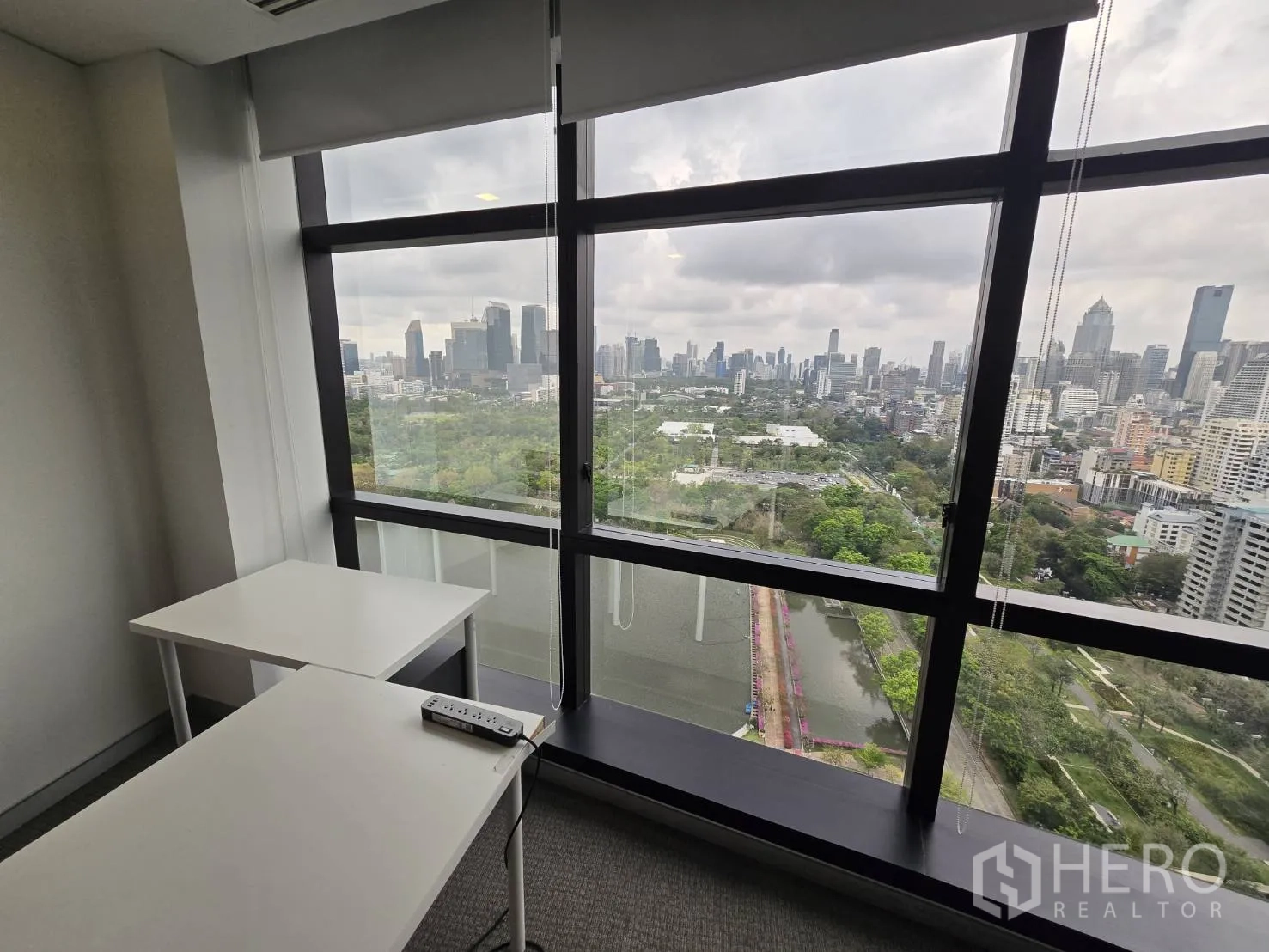 สำนักงาน ให้เช่าในWatthana, Bangkok - วิวใกล้จากออฟฟิศ เห็นทะเลสาบสวนเบญจกิติและสกายไลน์กรุงเทพฯ