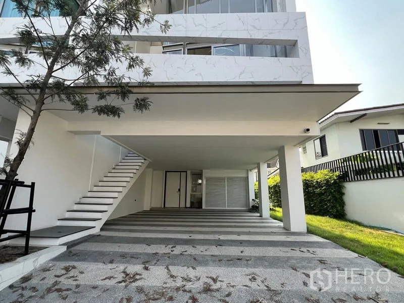 สำนักงานที่บ้าน ให้เช่าหรือขายในChatuchak, Bangkok - ที่จอดรถใต้อาคารของโฮมออฟฟิศ พร้อมสนามหญ้าด้านข้าง