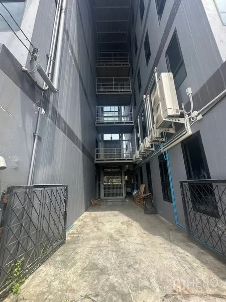 คลังสินค้า ให้เช่าในBang Phli, Samut Prakan - ทางเดินด้านข้างสำหรับรถตู้คอนเทนเนอร์ พร้อมระเบียงภายนอก