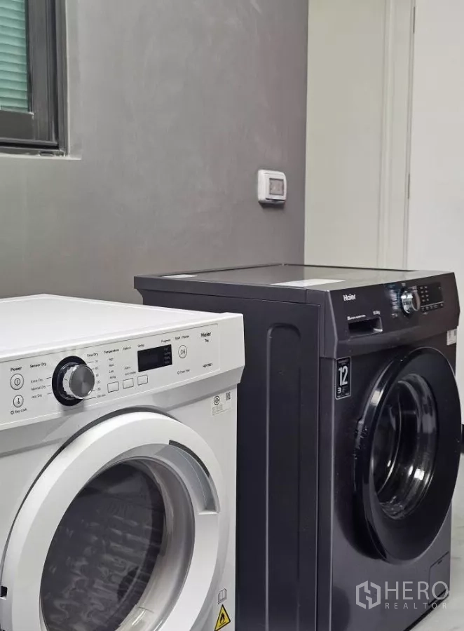 ทาวน์เฮาส์ ให้เช่าในBang Phli, Samut Prakan - โซนซักรีดพร้อมเครื่องซักผ้าแบบฝาหน้าและเครื่องอบแห้งแยกชิ้น.