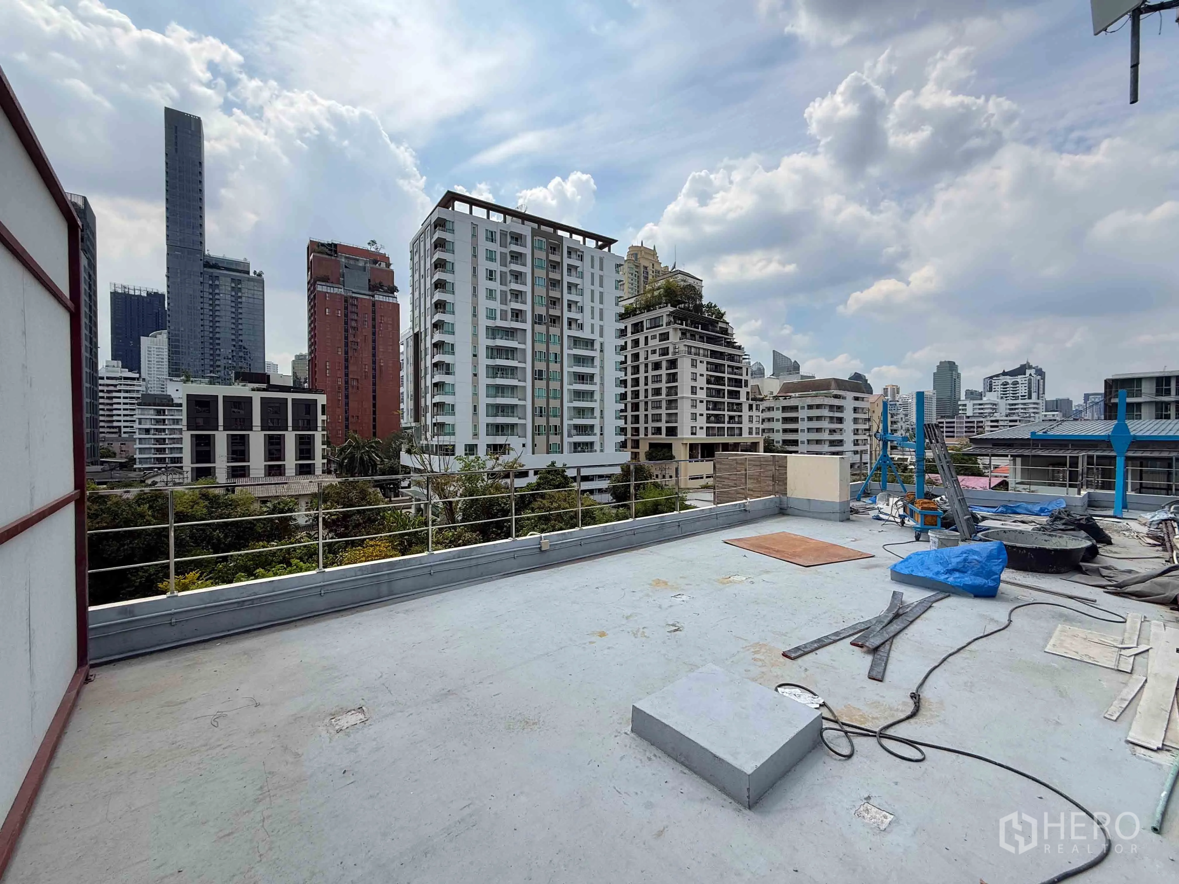 Retail Space for rent in Watthana, Bangkok - Rooftop terrace with railing and Bangkok skyline in the background.
