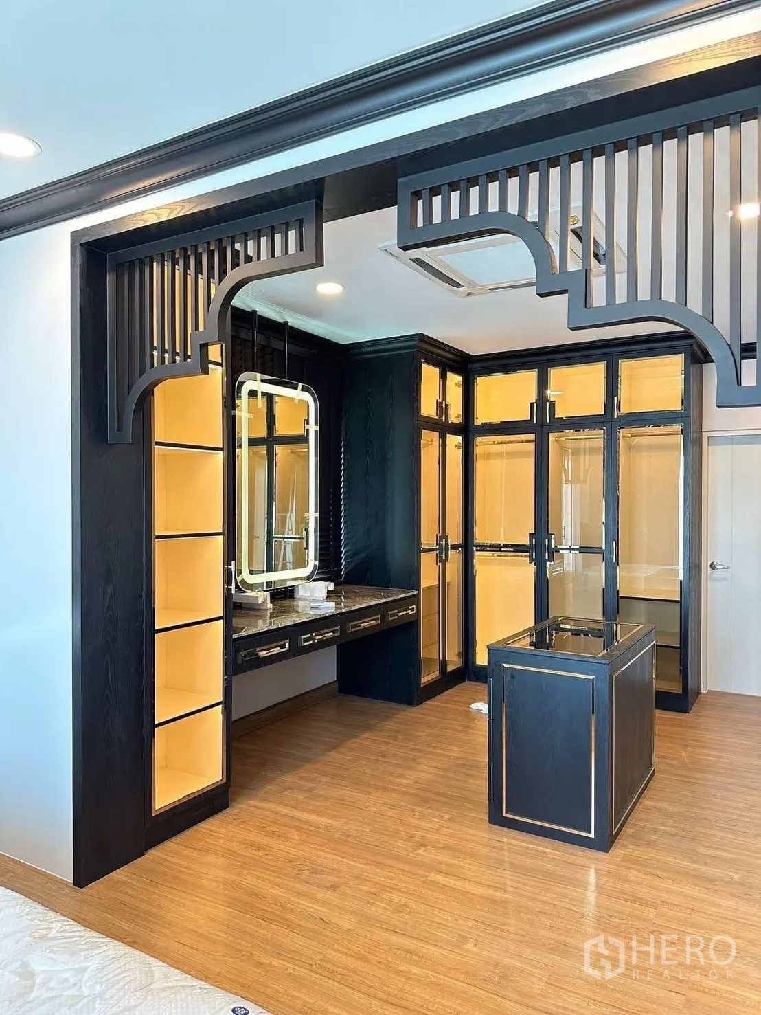 บ้านเดี่ยว for rent in Bang Phli, Samut Prakan - โซนแต่งตัวมีชั้นโชว์ไฟในตัว โต๊ะเครื่องแป้ง และตู้กระจก