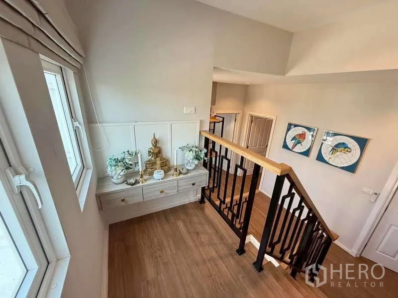 独立式住宅 出售在Bang Khen, Bangkok - 二层过道设供奉/展示台与装饰画。