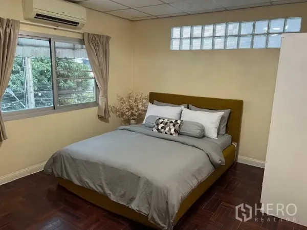 Home Office for rent in Suan Luang, Bangkok - Air-conditioned bedroom with double bed and side window.